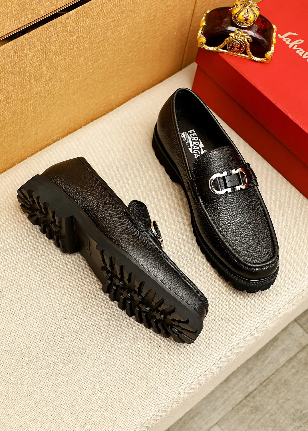 Men's shoes 💰560 💐 Product trademark: Ferragamo "Ferragamo" casual leather shoes Regular size: 38-44 (45.46🉑️customized) Product materials: Selected imported first-layer pebbled cowhide leather upper + original hardware buckle, imported water-dyed cowhide leather lining. Strong three-dimensional visual effect, original outsole Color: 3⃣️colors available